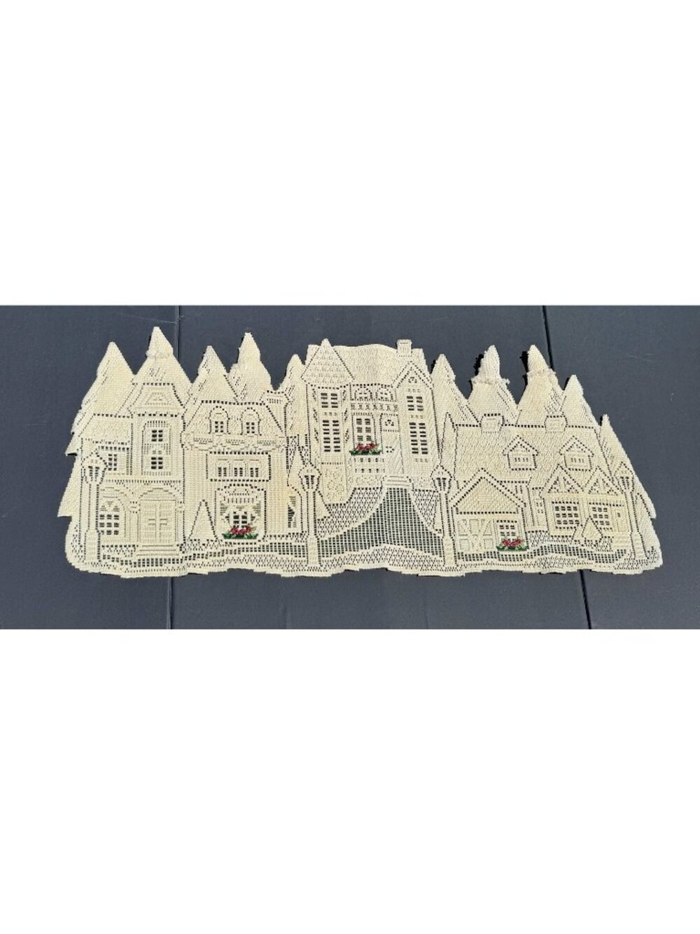 Heritage Lace Detailed Table Runner White Neighborhood Cottages Víctorian 11x15”